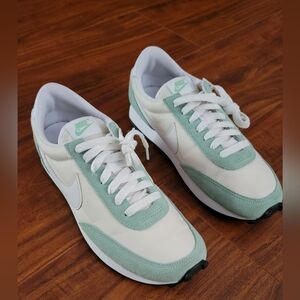 Nike Women's Waffle Daybreak Enamel Green Shoes Size 8.5 (DH1038-300)